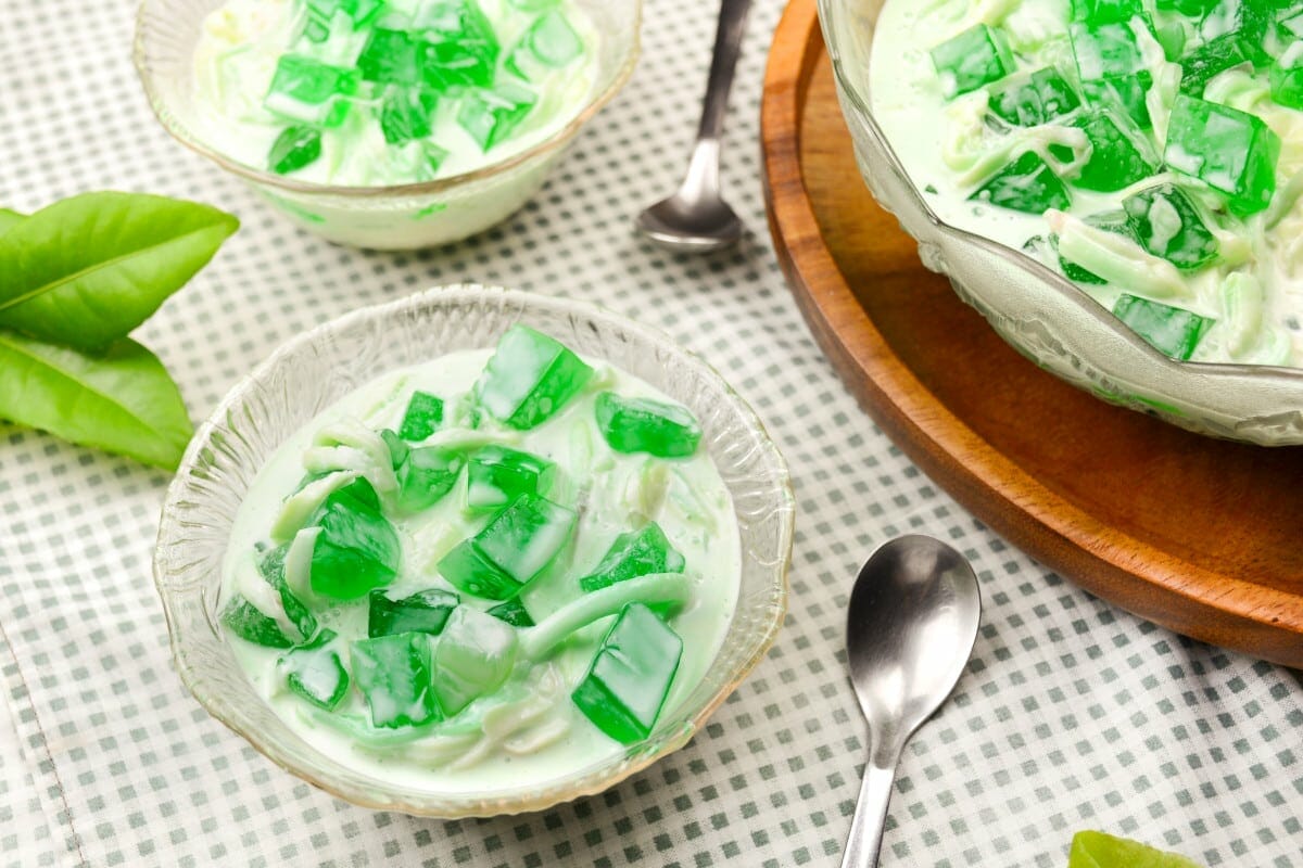 Green Shredded Coconut And Cream Dessert