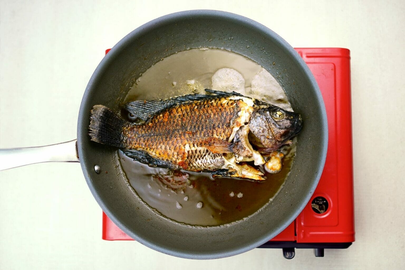 Easy fried Filipino fish sarciado (Sarciadong Isda)