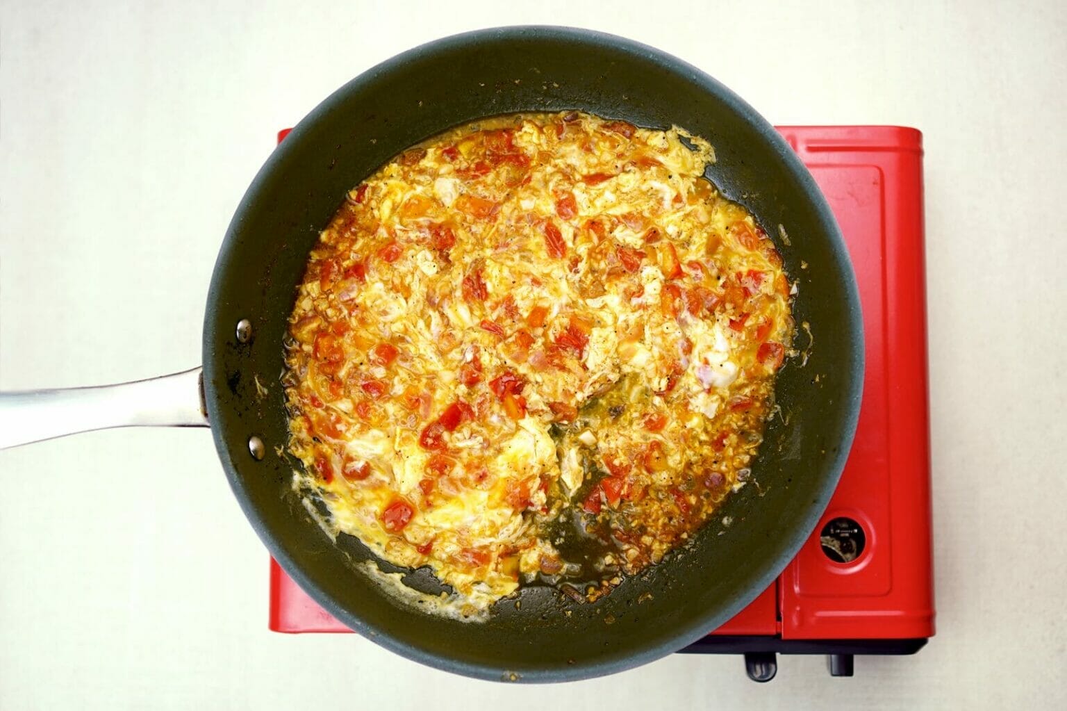 Easy fried Filipino fish sarciado (Sarciadong Isda)