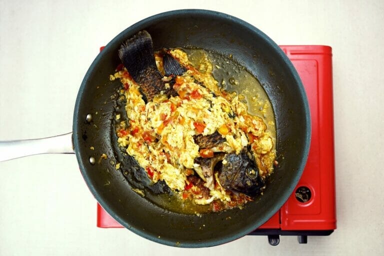 Easy fried Filipino fish sarciado (Sarciadong Isda)